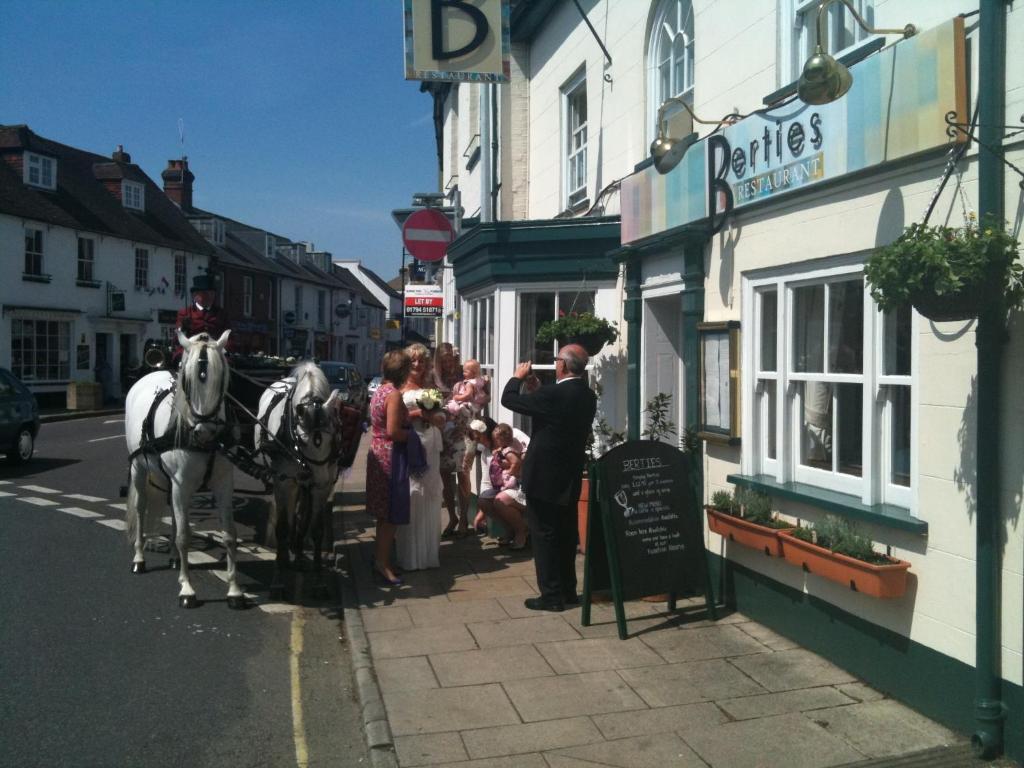 Berties Hotel Romsey Buitenkant foto
