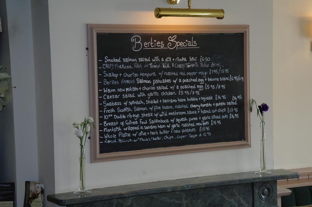 Berties Hotel Romsey Buitenkant foto