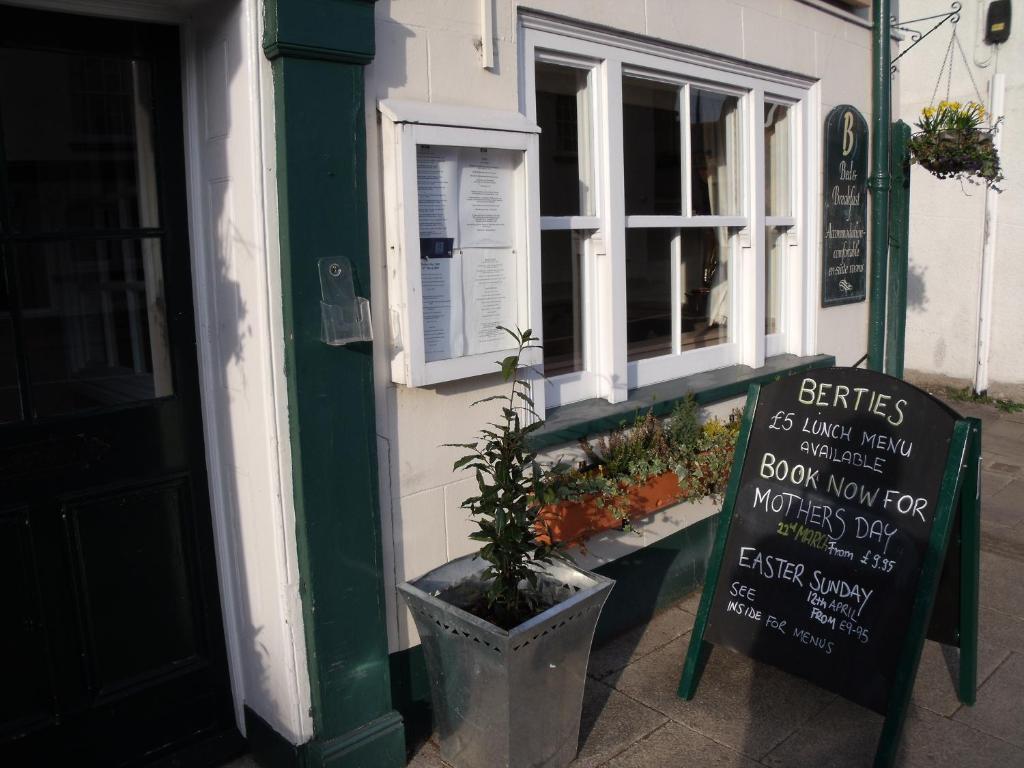 Berties Hotel Romsey Buitenkant foto
